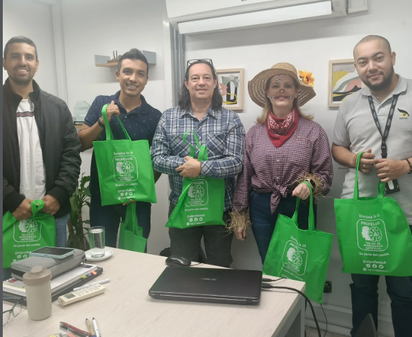 Participantes recibiendo kits ProfeLuis