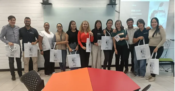 Participantes docentes con material del taller