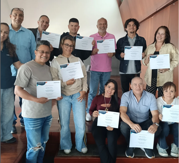 Graduados mostrando certificados del taller