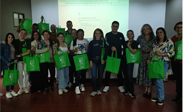 Grupo con bolsas verdes del taller ProfeLuis