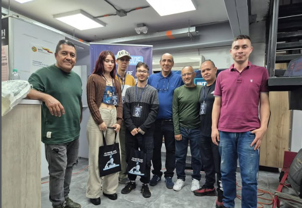 Grupo pequeño con ProfeLuis en aula