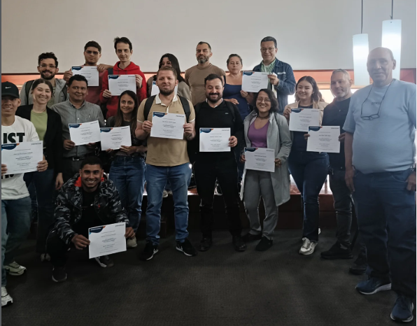 Grupo grande de graduados con certificados
