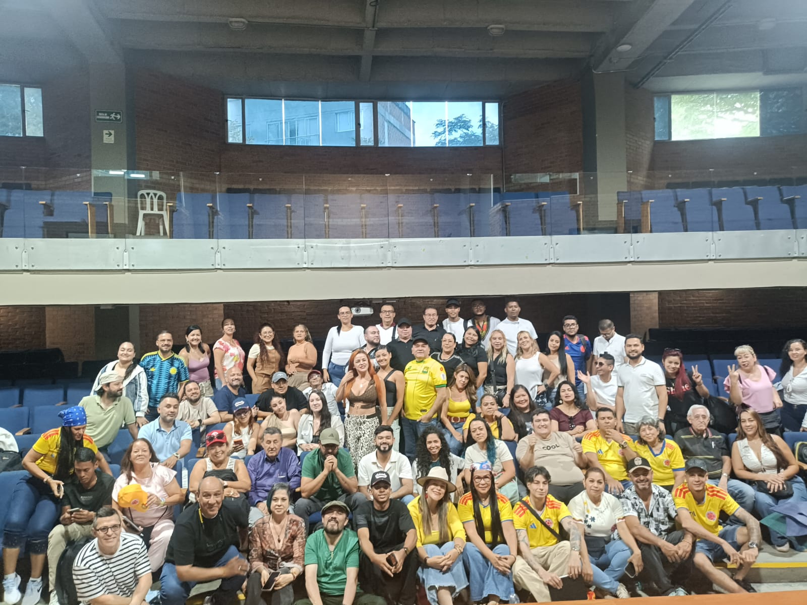Grupo de asistentes al curso de IA para fotógrafos en Medellín
